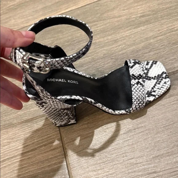 Michael Kors Snake-Print Ankle Strap Block Heel Sandals Sz 5 RIGHT SHOE ONLY - Picture 4 of 7